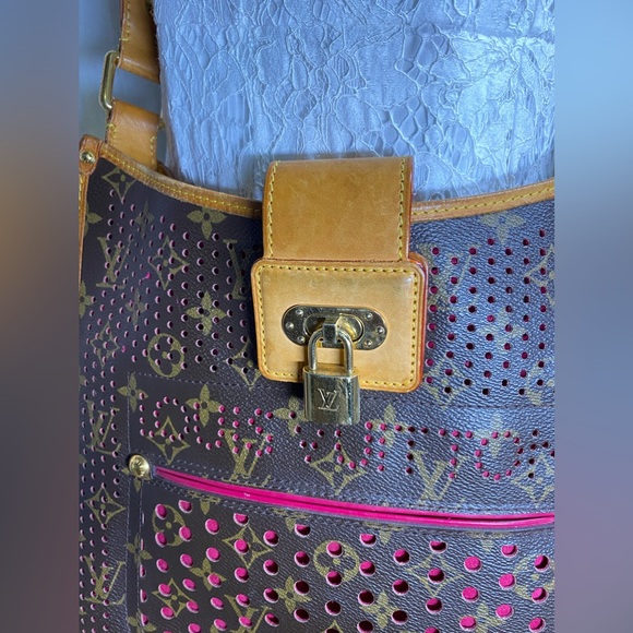 18 LOUIS VUITTON MONOGRAM MUSETTE PERFORATED CROSSBODY FUSCHIA LINING - Picture 3 of 3